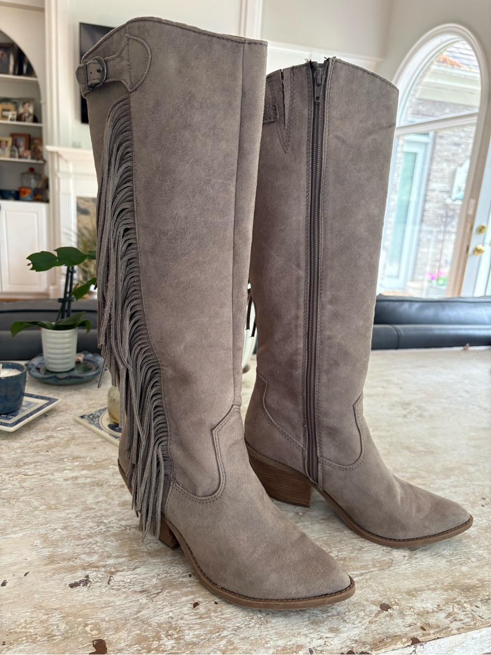 Women’s CARLOS fringed suede boots- sz8
